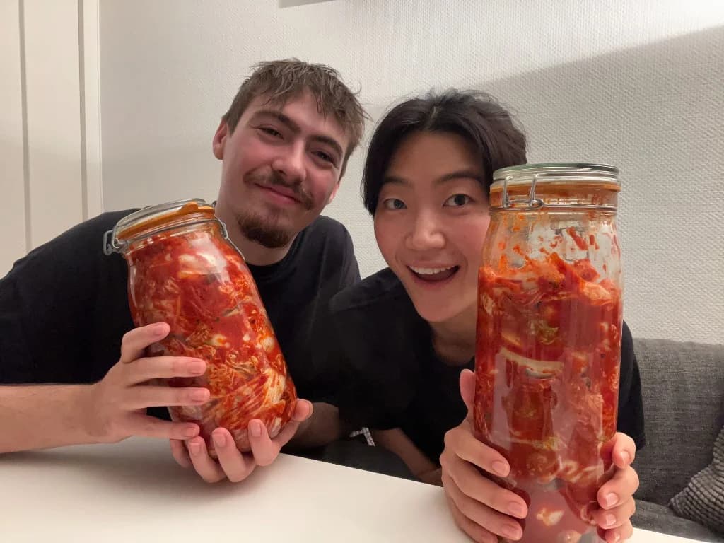 Seoyoung et Gauthier, fondateurs de Mon Kimchi Studio, avec leurs bocaux de kimchi maison